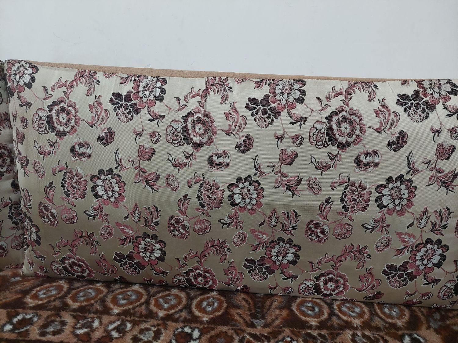 دو عدد پشتی کارکرده|پشتی|خوی, |دیوار