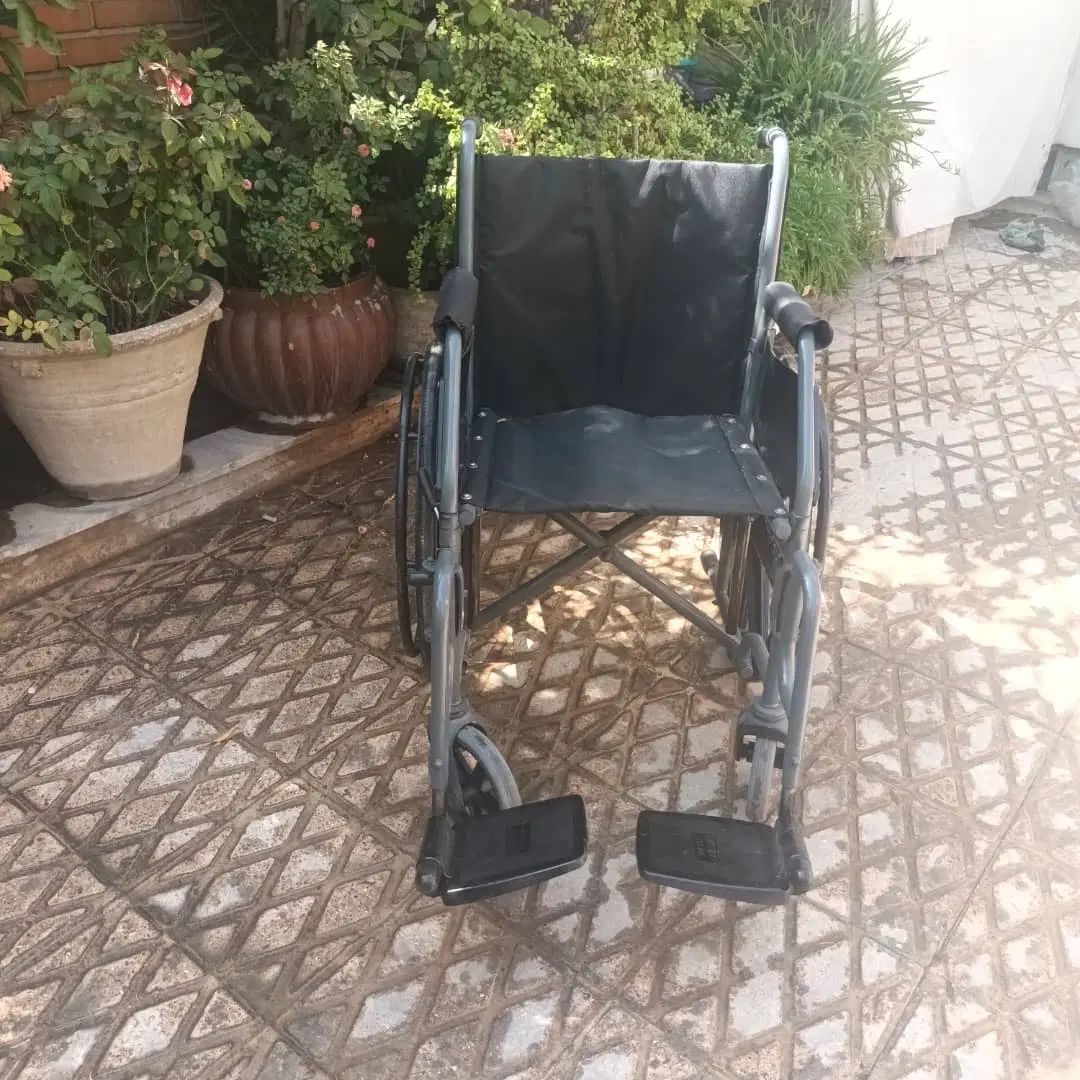 ویلچر معمولی تاشو  تمیز و سالم قیمت مناسب|آرایشی، بهداشتی، درمانی|شهریار, اسد‌آباد|دیوار