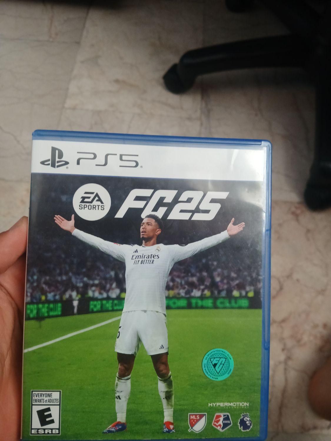 دسته ps5 و بازی فیفا ۲۵|کنسول، بازی ویدئویی و آنلاین|تهران, آهنگران (سراسیاب دولاب)|دیوار