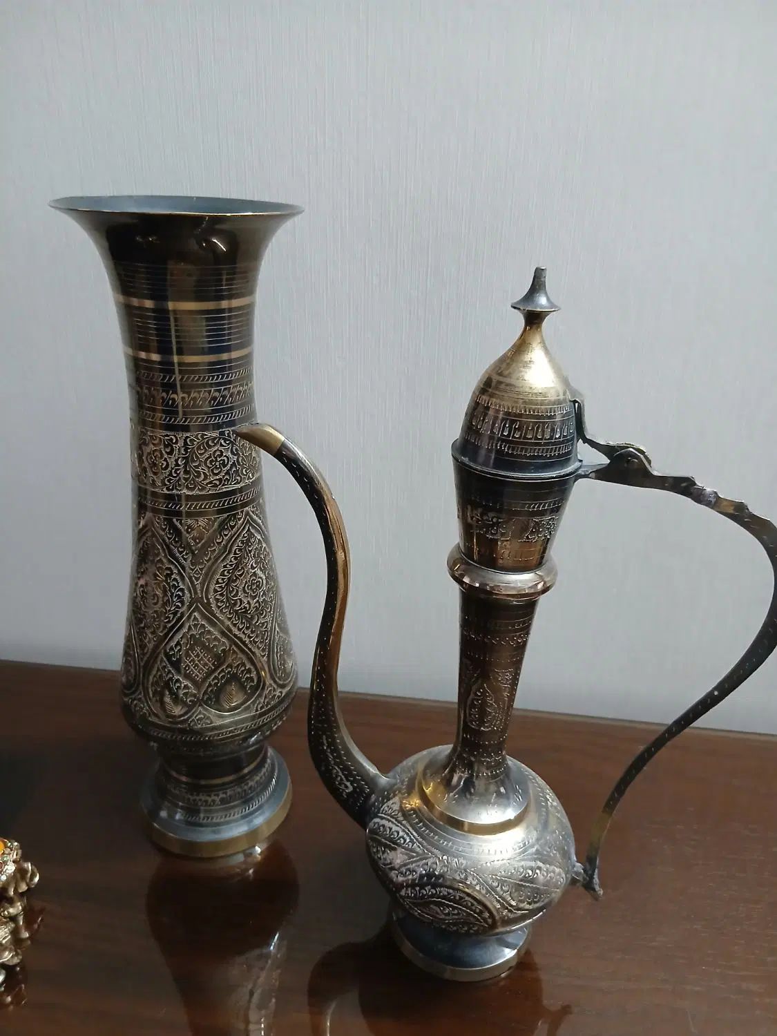 گلدان و گلاب پاش برنجی. چرخ گوشت ناسیونال|کلکسیون اشیاء عتیقه|مشهد, عامل|دیوار