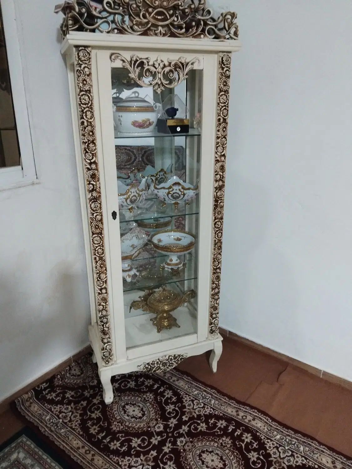 یک عدد بوفه چوبی بفروش میرسد|بوفه، ویترین، کنسول|رشت, فرودگاه سردار جنگل رشت|دیوار