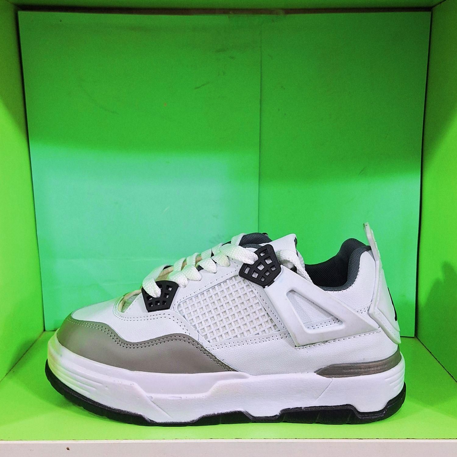 جردن فور|کیف، کفش، کمربند|اردبیل, |دیوار