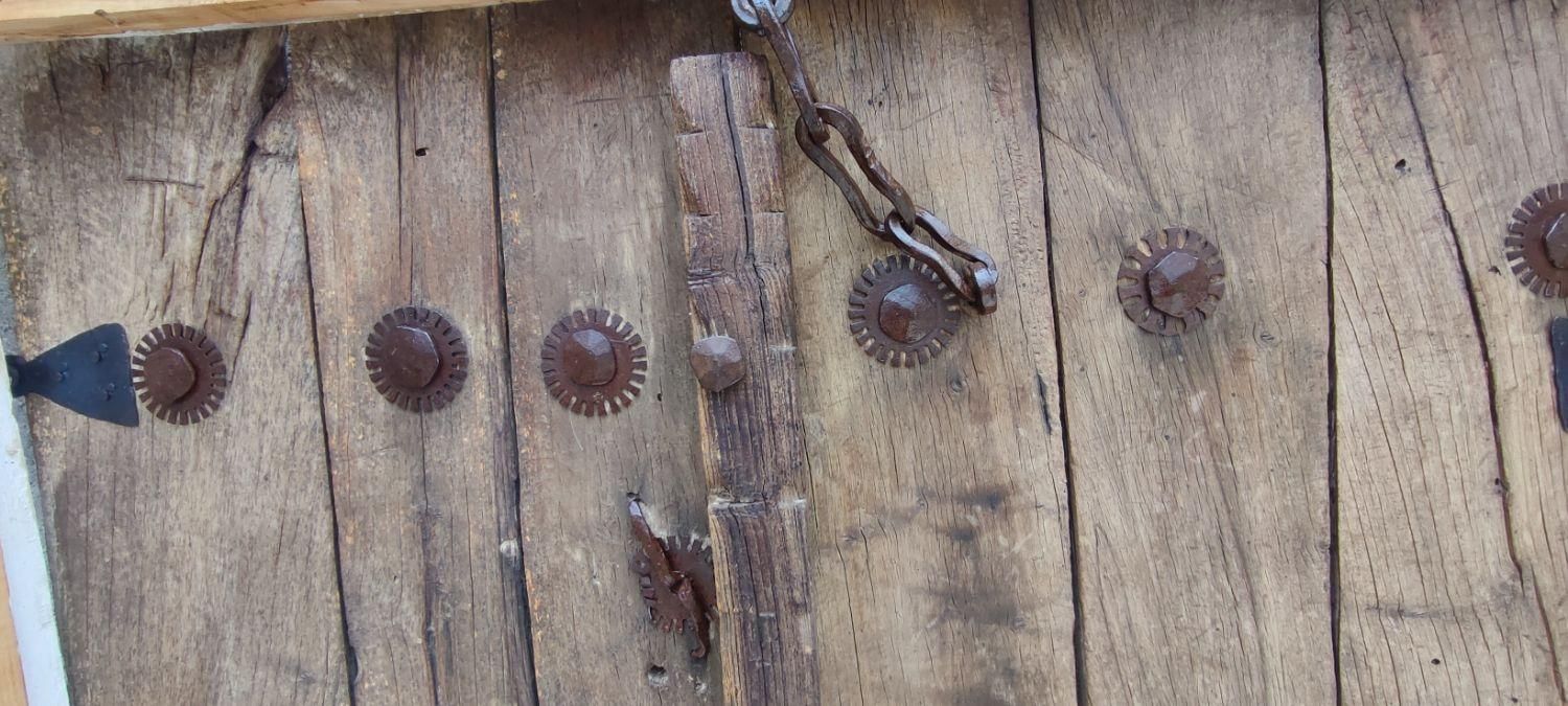 درب چوبی قدیمی ۱۰۰ ساله|کلکسیون اشیاء عتیقه|مشهد, راه آهن|دیوار