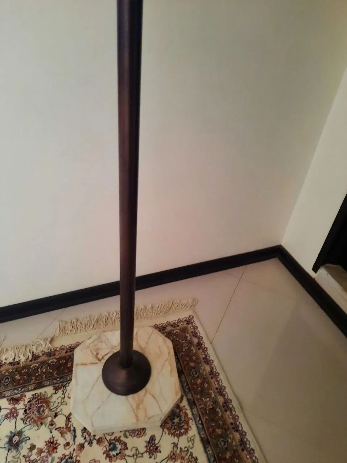 جالباسی ایستاده|بندرخت و رخت‌آویز|مشهد, هفت تیر (حافظ)|دیوار