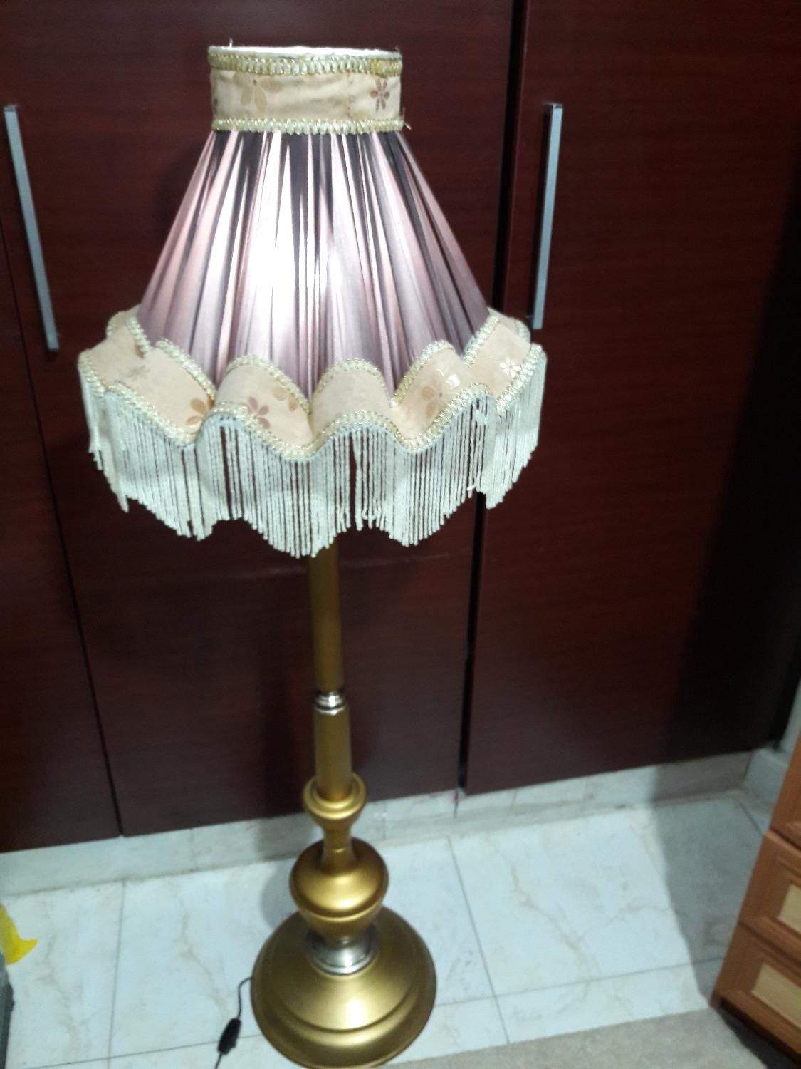 آباژور کنار سالنی فلزی آبکاری شده|چراغ خواب و آباژور|کرج, گلشهر ویلا|دیوار
