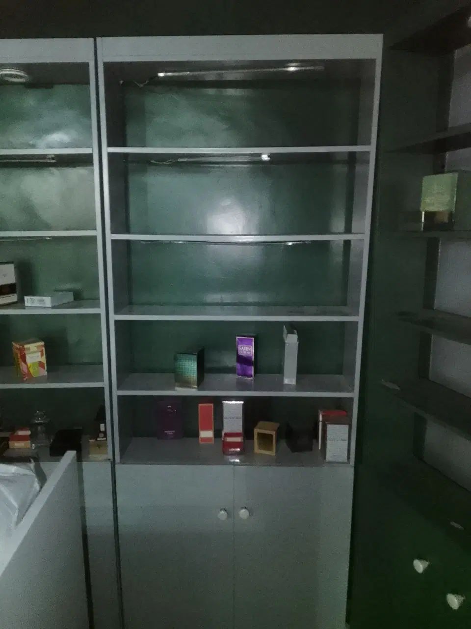 فروش کمد ها ،ویترین و وسایل یک باب مغازه عطر فروشی|حراج|گناباد, |دیوار