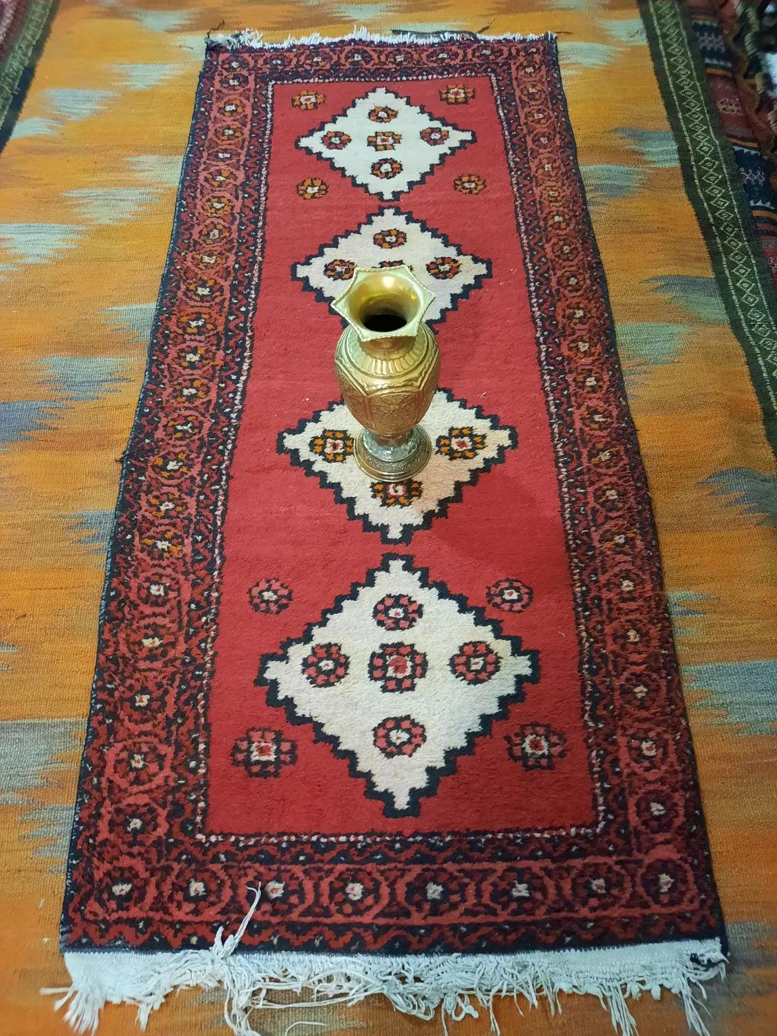 فرش کناره دستباف پشمی قدیمی دکورهتل رستوران|فرش|ارومیه, |دیوار