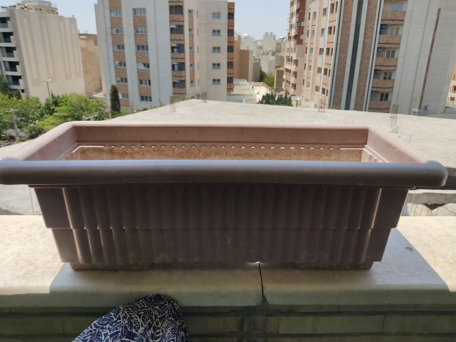 دو عدد گلدان با زیر گلدانی اش|گل و گیاه طبیعی|اصفهان, شیخ اشراق|دیوار