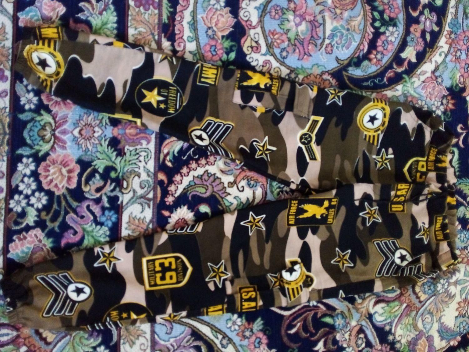 تعدادی لباس|لباس|نظرآباد, نظرآباد|دیوار