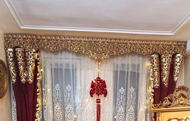 کتیبه‌ پرده طلایی با تاج شیک وزیبا|پرده، رانر، رومیزی|محمدشهر, |دیوار