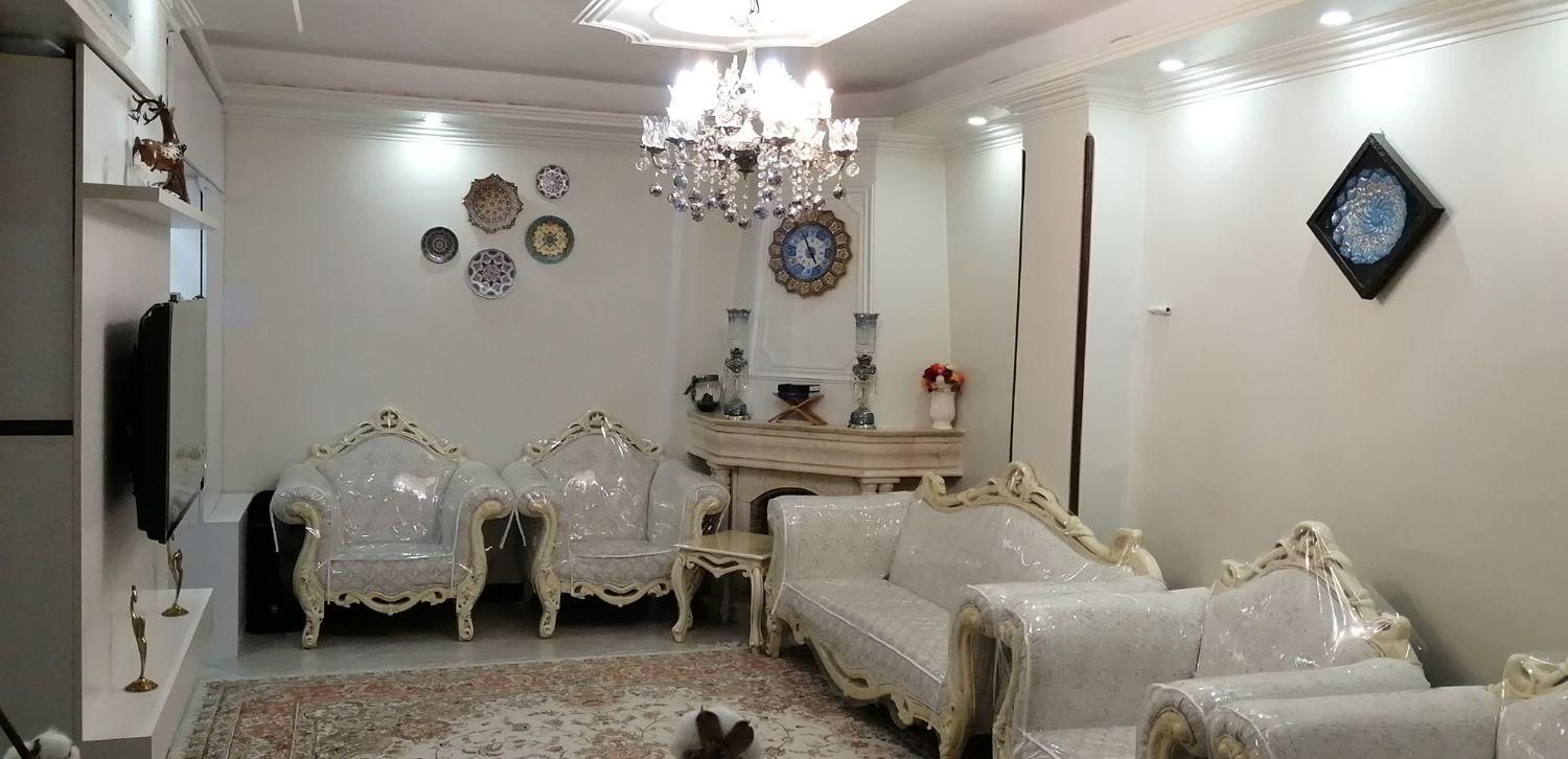 مبل کلاسیک ۷ نفره با عسلی و جلو مبلی بسیار تمیز|مبلمان خانگی و میز عسلی|تهران, دانشگاه علم و صنعت|دیوار