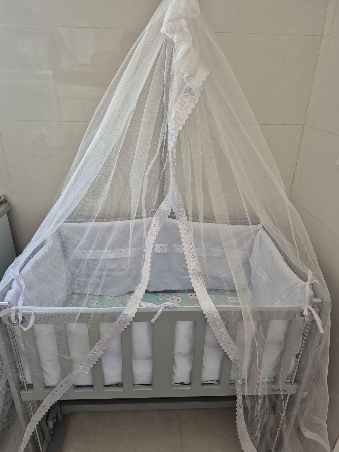 تخت کنار مادر گهواره شو پیرگاردین|تخت و صندلی بچه|گناباد, |دیوار