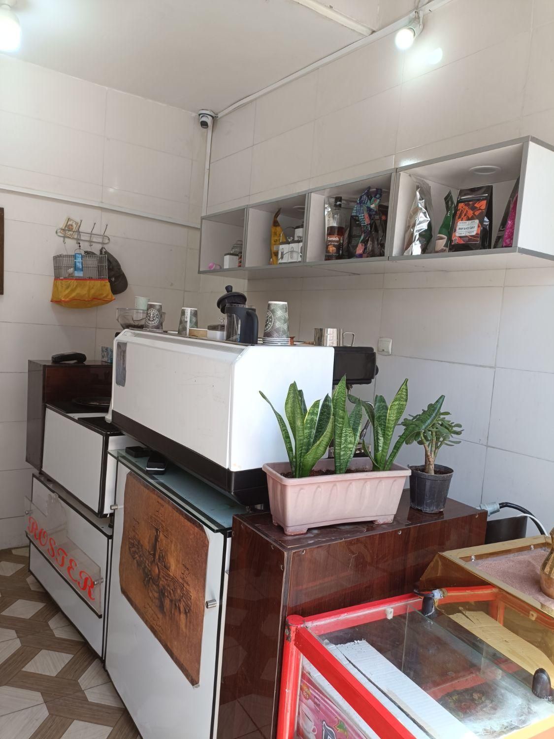 واگذاری کافی شاپ با وسایل کامل یا بدون وسایل|اجارهٔ مغازه و غرفه|شیراز, لب آب|دیوار