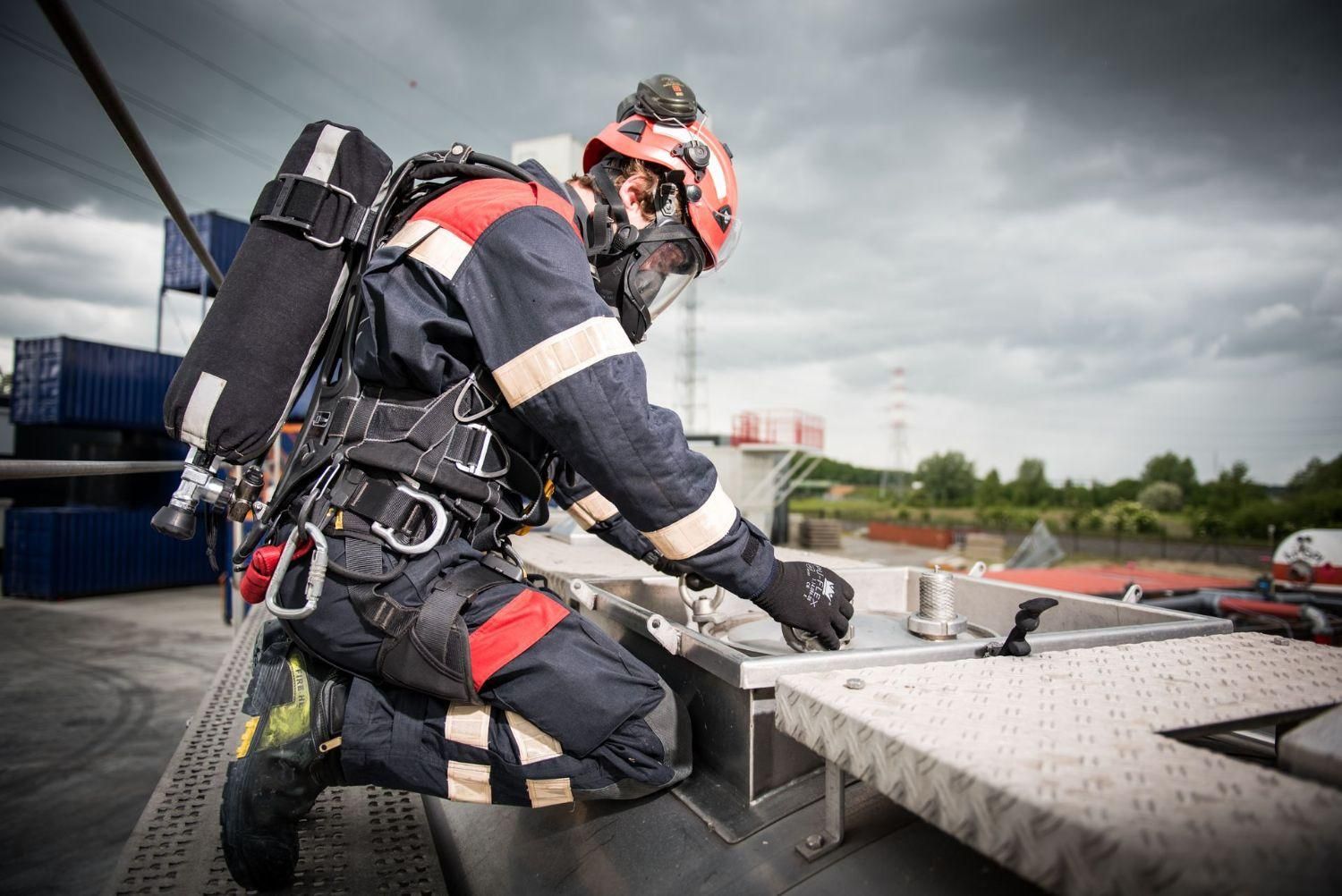 پیچ و رولپلاک آب بندی شستشو رنگ نما راپل داربست|خدمات پیشه و مهارت|پردیس, فاز ۲|دیوار