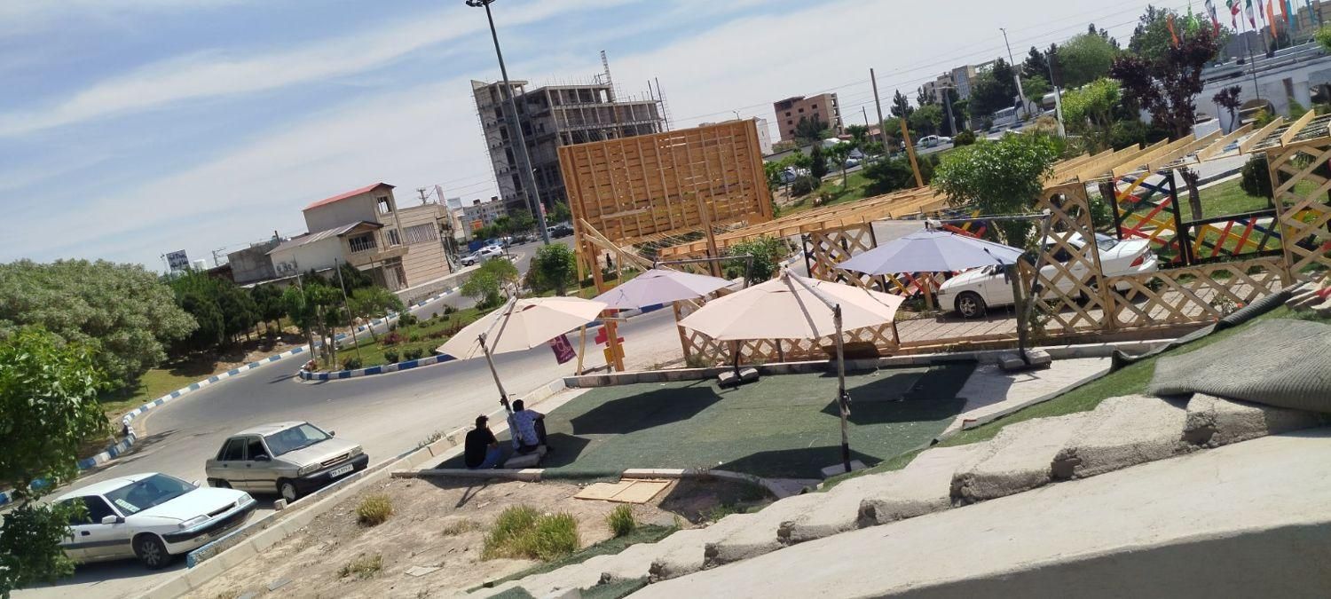 چتر رستورانی پایه بغل رنگ کرم جنس برزنت سایبان|کوهنوردی و کمپینگ|تهران, آبشار تهران (دریاچه)|دیوار