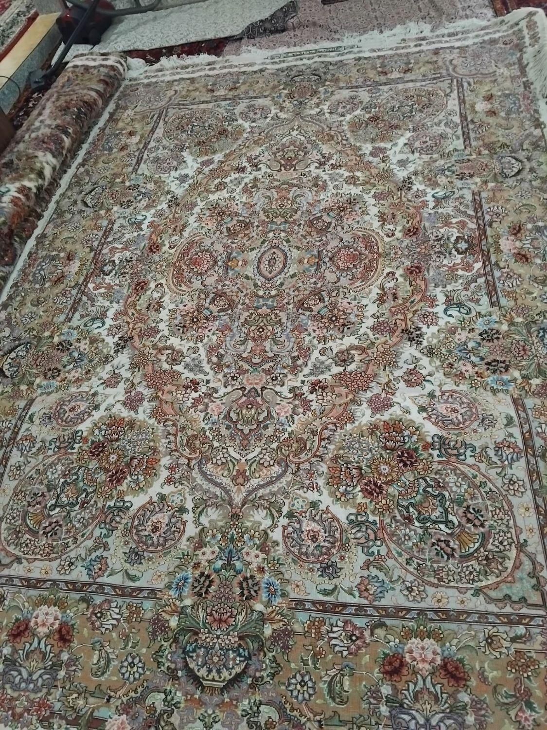 جفت ۹‌متری ۴۰رج سالاری حاشیه کف ابریشم چله نخ|فرش|تهران, پاسداران|دیوار