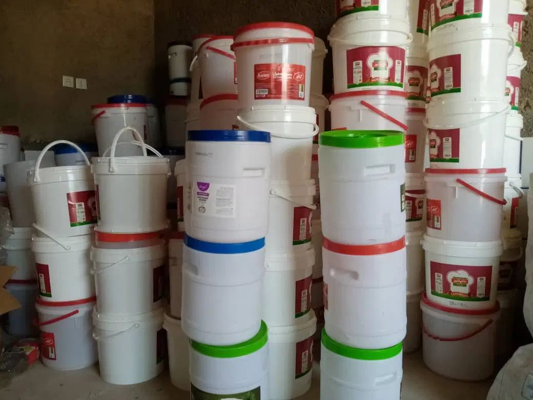 سطل‌های ده کیلویی دو نوع ساده و دسته دار مواد نو|ظروف نگهدارنده، پلاستیکی، یک‌بارمصرف|داراب, |دیوار