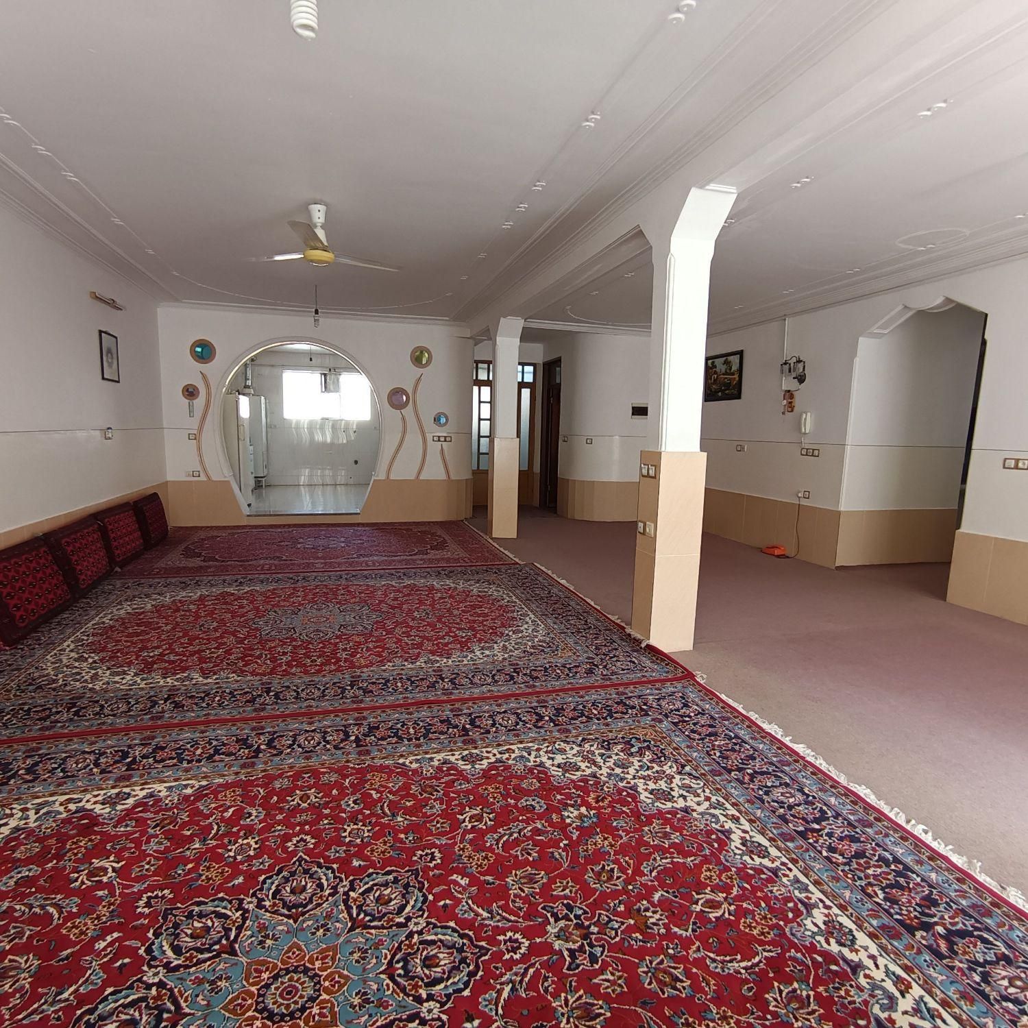 منزل ویلایی بزرگ دلباز حیاط دار مرکز شهر|فروش خانه و ویلا|جهرم, |دیوار