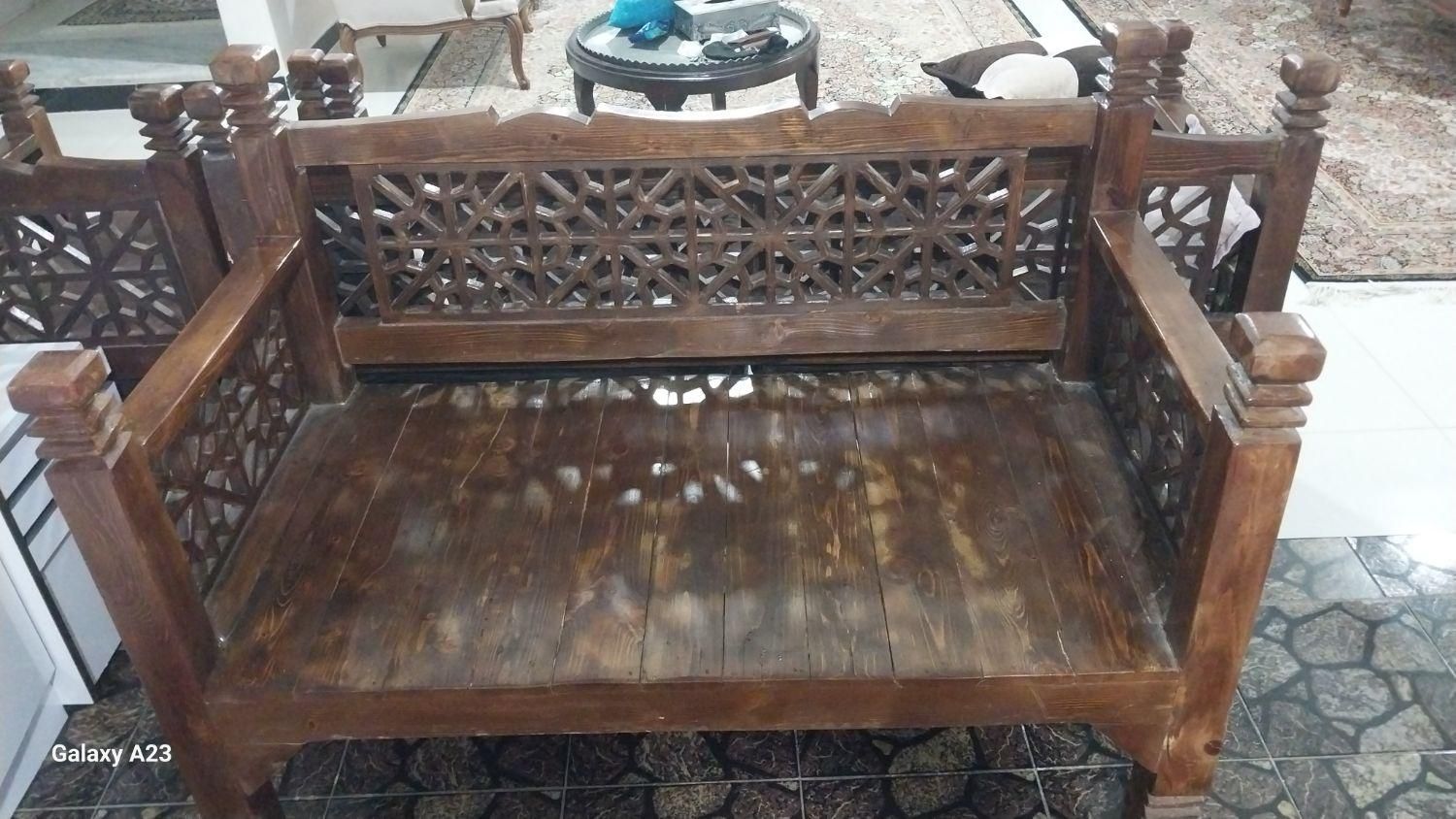 یک سری مبل چوبی اصل هفت نفره به فروش میردسد|مبلمان خانگی و میز عسلی|اسلام‌‌آباد غرب, |دیوار