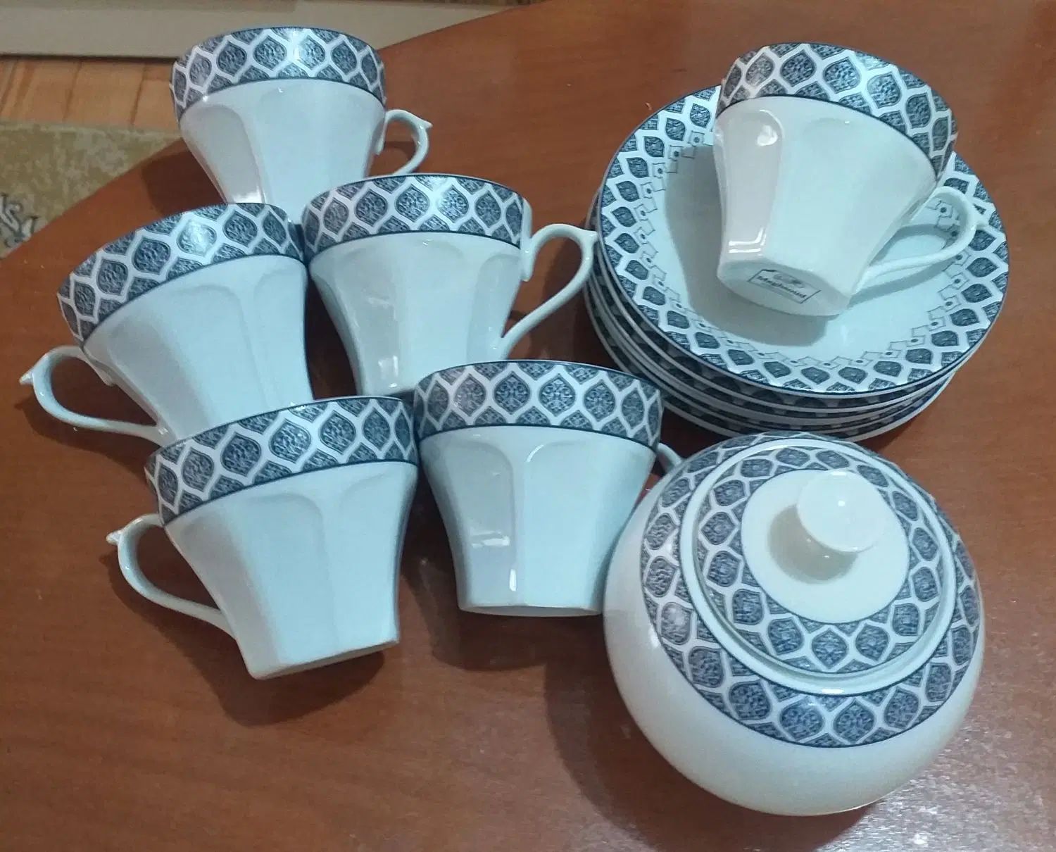 فنجان و نعلبکی و قندان|ظروف سرو و پذیرایی|رشت, کوی حسینی|دیوار