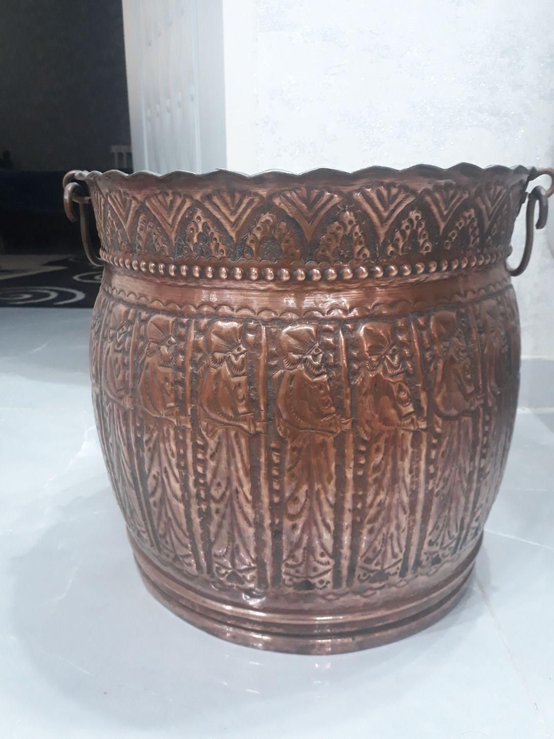 گلدان مسی بزرگ کنار سالنی|صنایع دستی و سایر لوازم تزئینی|کرج, مشکین‌دشت|دیوار