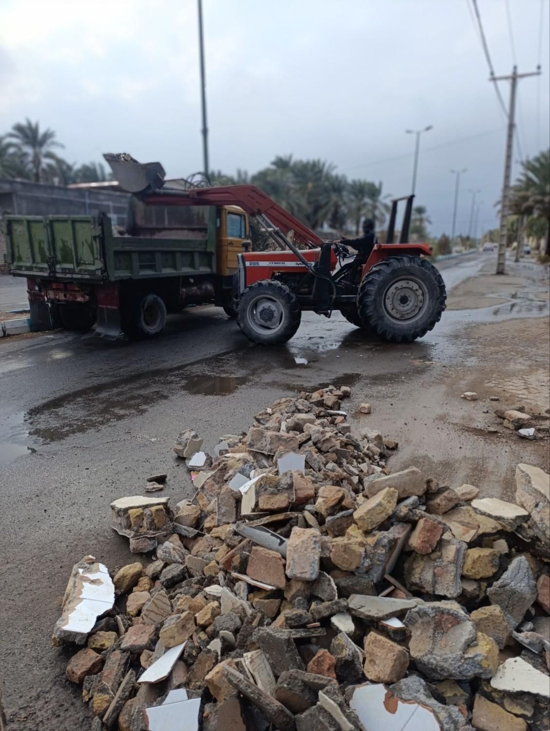 خاور تراکتور بیل مکانیکی برای انواع شن/ نخاله/کرسی|خدمات حمل و نقل|بم, |دیوار