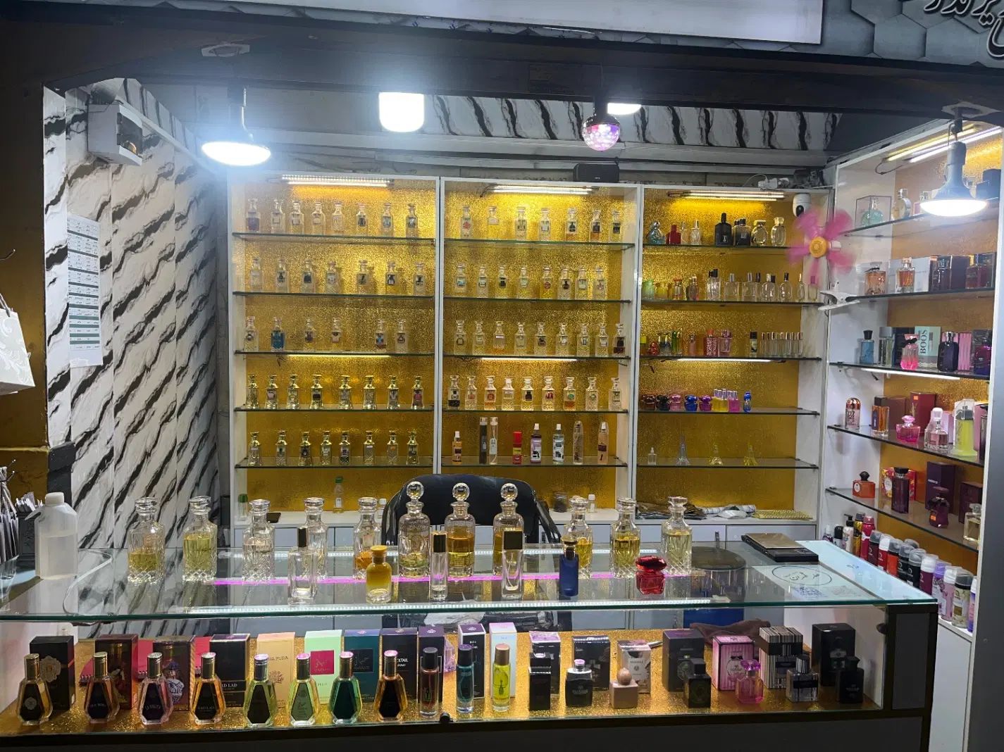فروشنده عطرو ادکلن آماتور /حرفه ای  خانم و اقا|استخدام بازاریابی و فروش|تهران, صد دستگاه|دیوار
