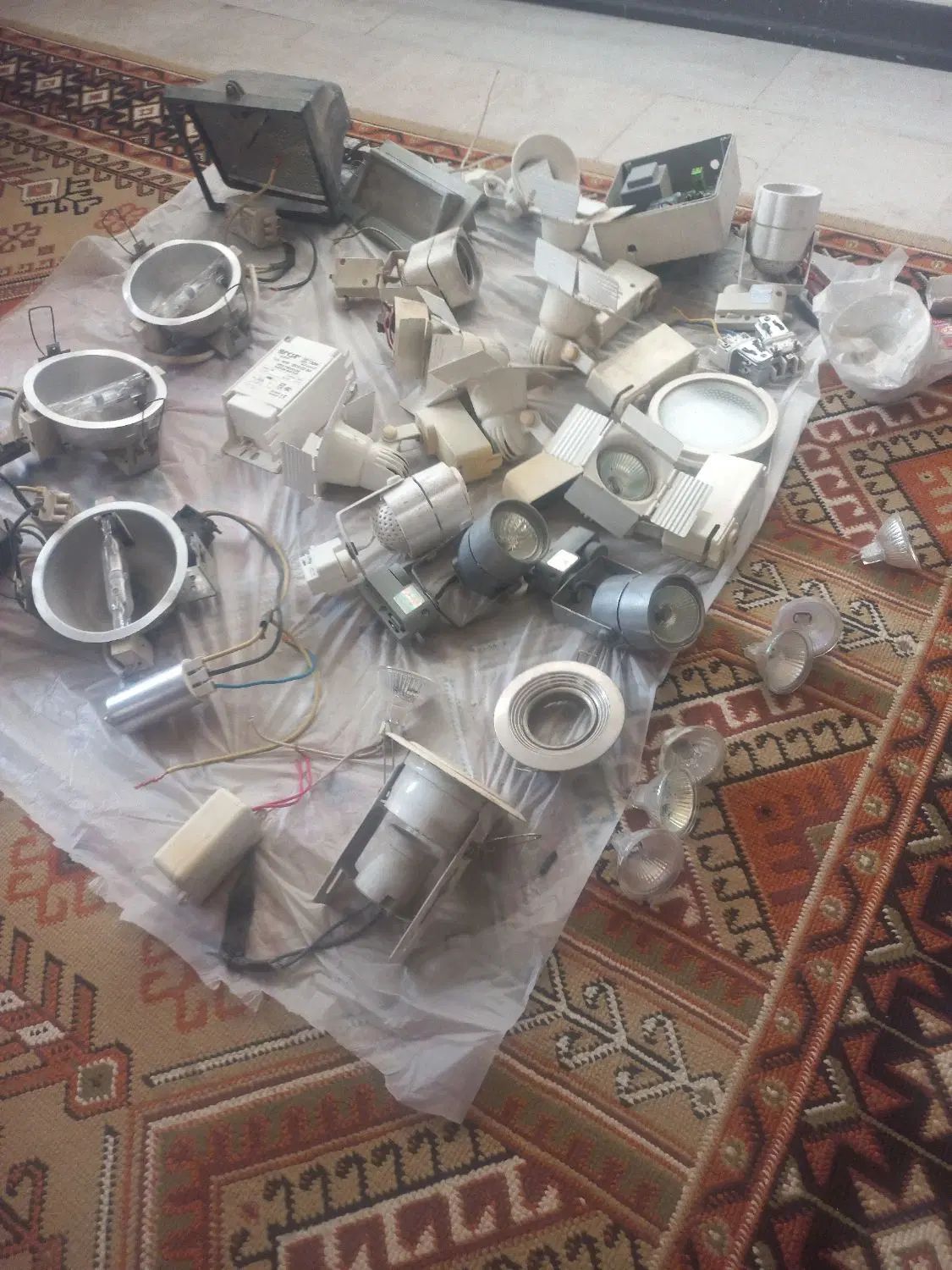 تعدادی لوازم روشنایی، شامل ترانس پرژکتور و...|لامپ و چراغ|تهران, فاطمی|دیوار