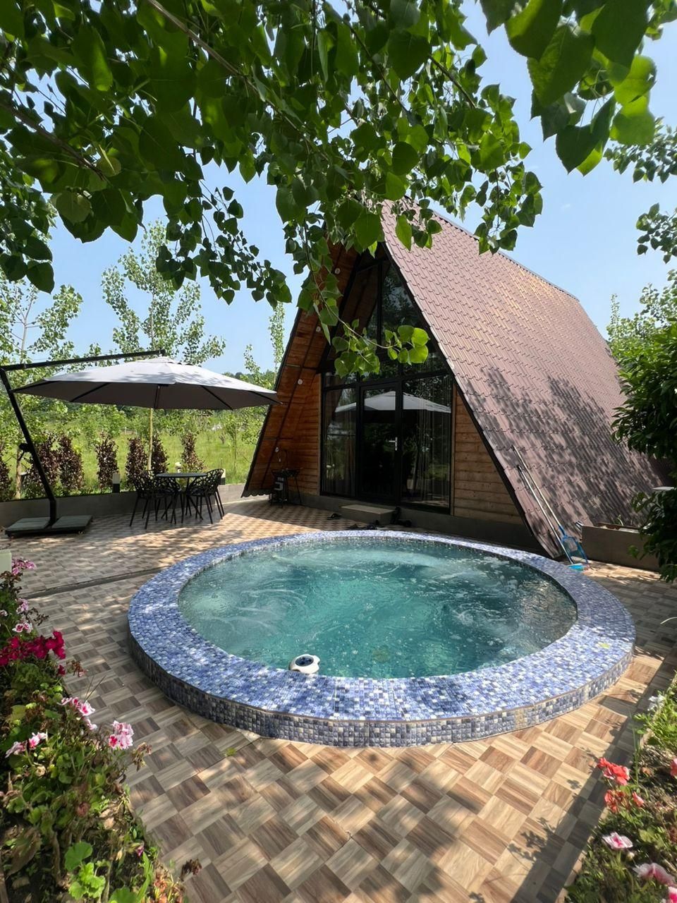 اجاره کلبه سوئیسی جکوزی دار جنگلی با برکه|اجارهٔ کوتاهمدت ویلا و باغ|رشت, استادسرا|دیوار