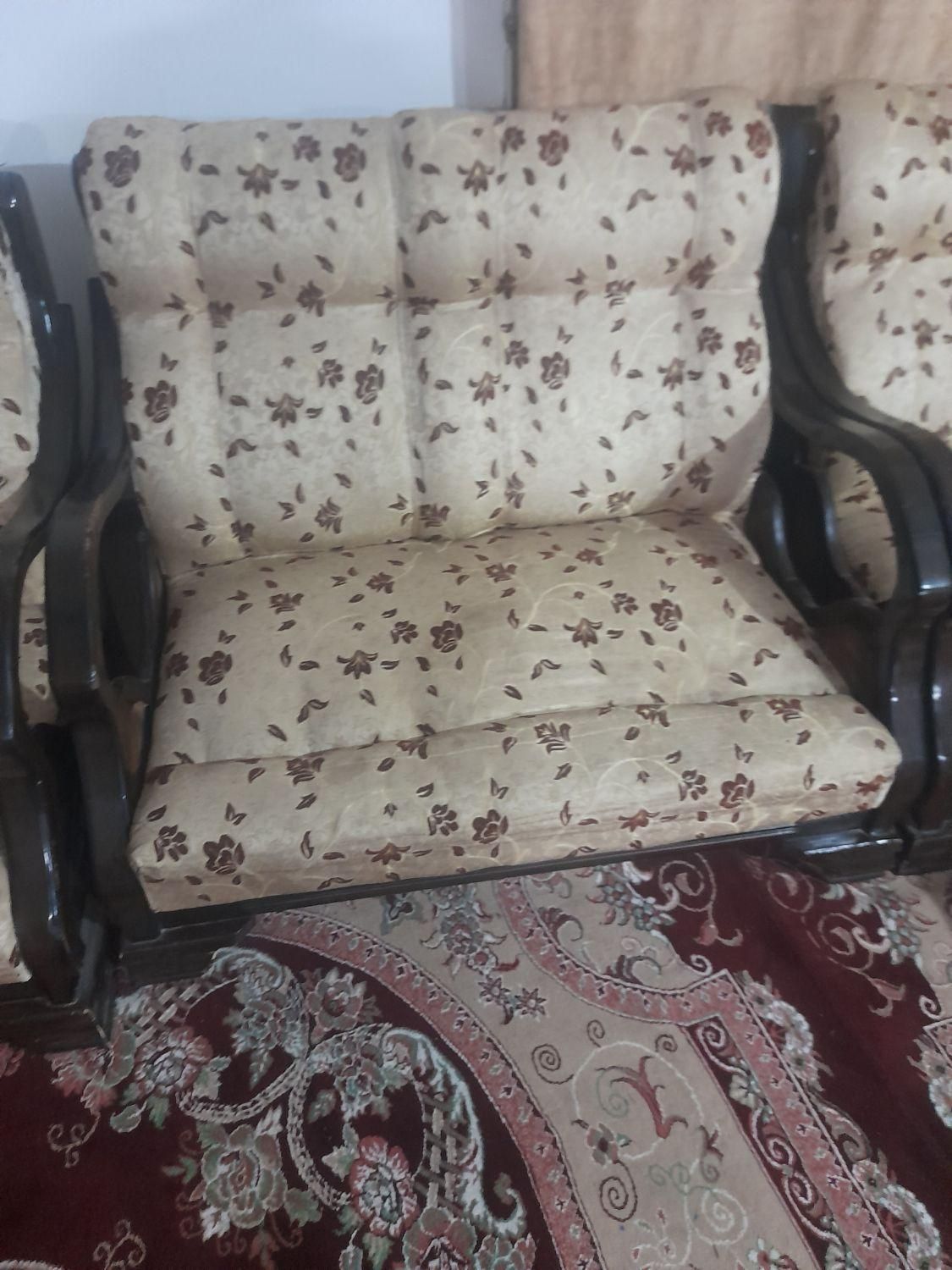 مبل ۸ نفر سالم فقط چندتا دسته هاش رنگ ندار|مبلمان خانگی و میز عسلی|اصفهان, خیادان|دیوار
