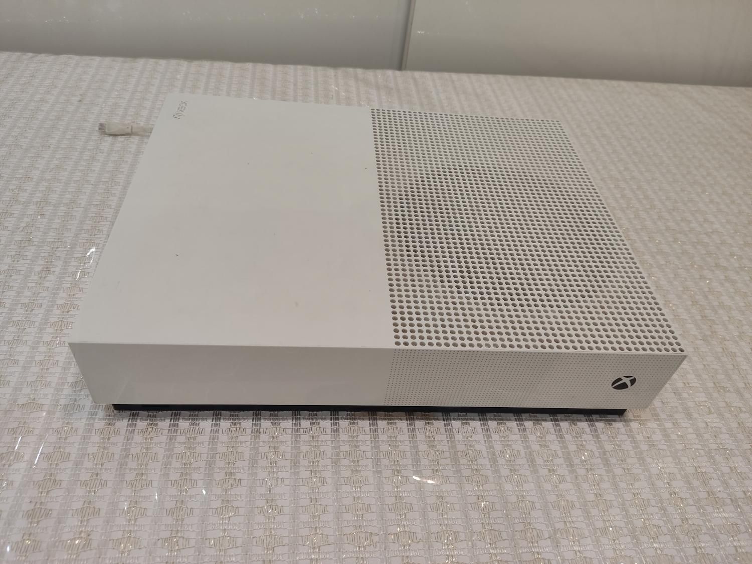 Xbox one s  با شارژر فول بازی|کنسول، بازی ویدئویی و آنلاین|اصفهان, همت‌آباد|دیوار