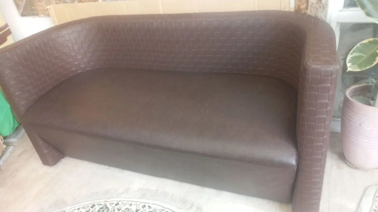 راحتی ۳ نفره چرمی|مبلمان خانگی و میز عسلی|رشت, خمیران زاهدان|دیوار