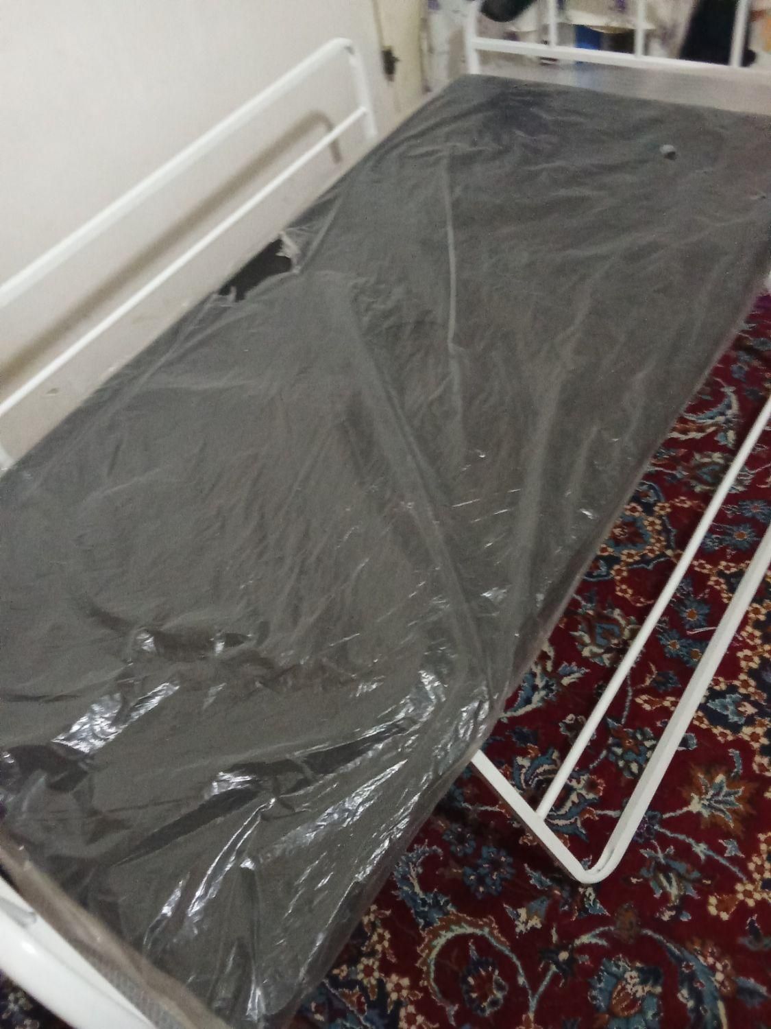 یک عدد فلزی در حد|تخت و سرویس خواب|لردگان, |دیوار