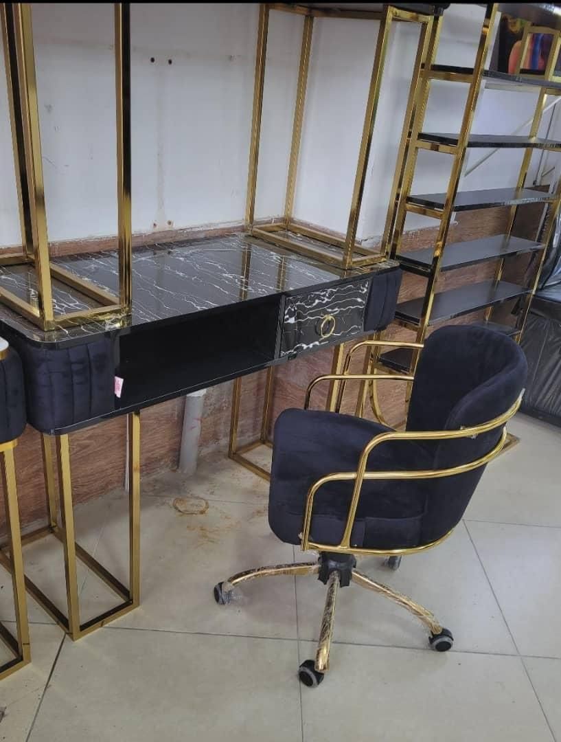 میز ناخن و صندلی ناخن استند|آرایشگاه و سالنهای زیبایی|ارومیه, |دیوار