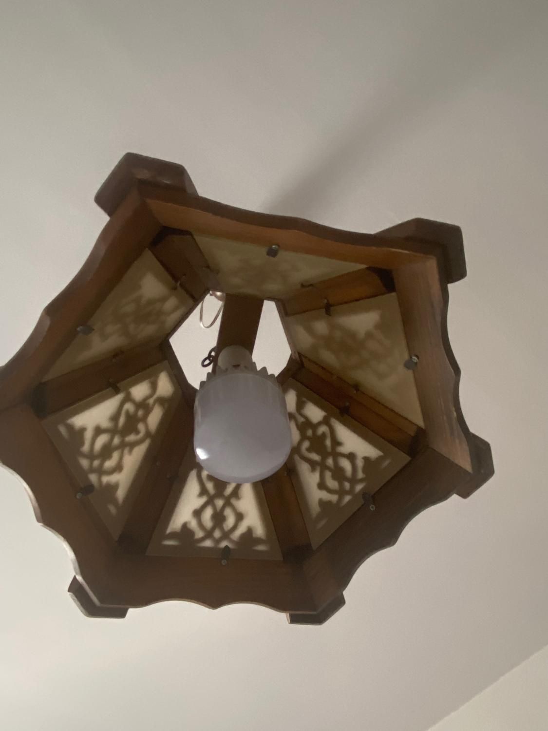 دو عدد لوستر چوبی و یک چوب لباسی|لوستر و چراغ آویز|اصفهان, جلفا|دیوار