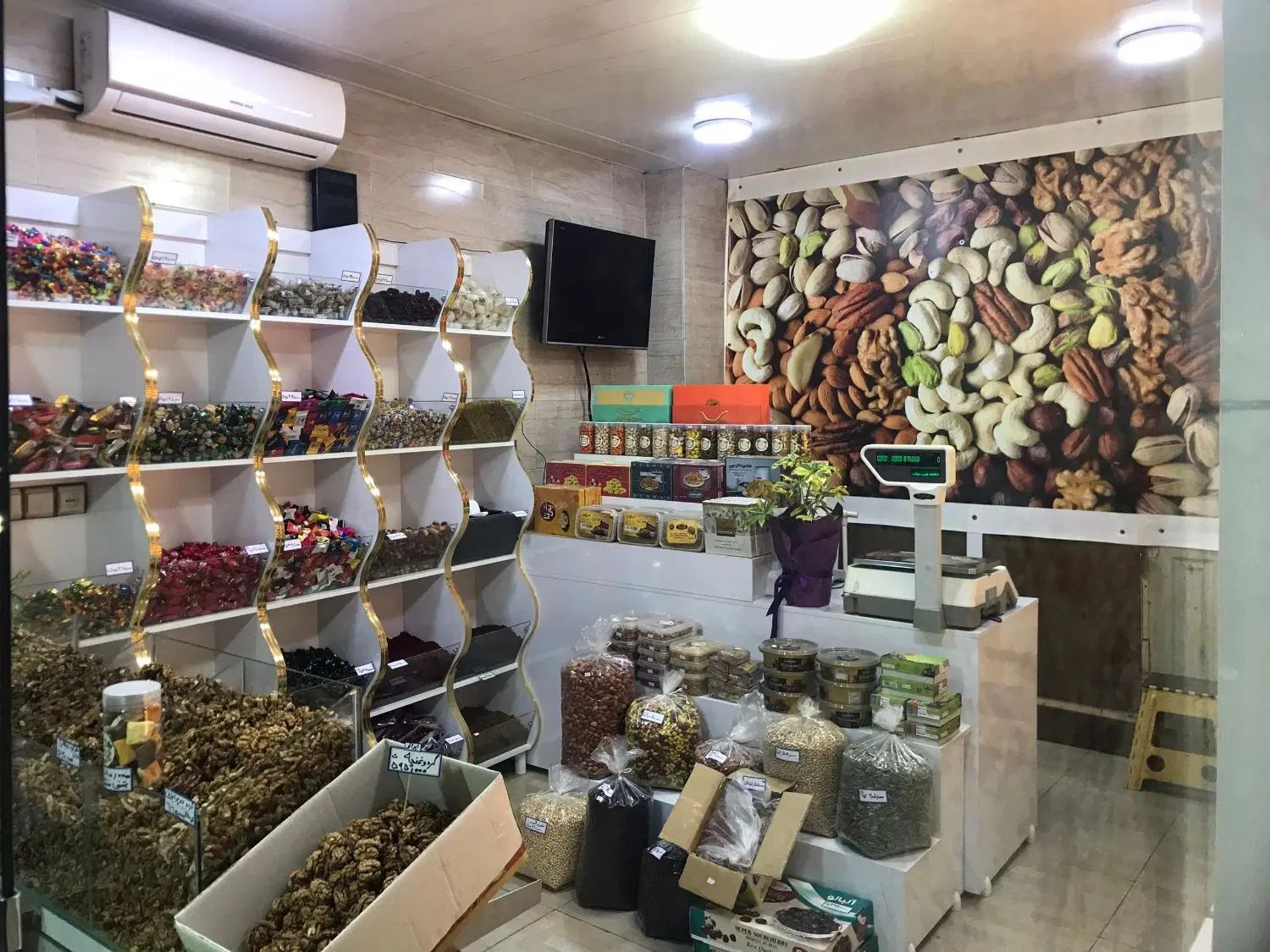 واگذاری مغازه خشکباری با تمامی وسایل|اجارهٔ مغازه و غرفه|رشت, سعدی (تختی)|دیوار