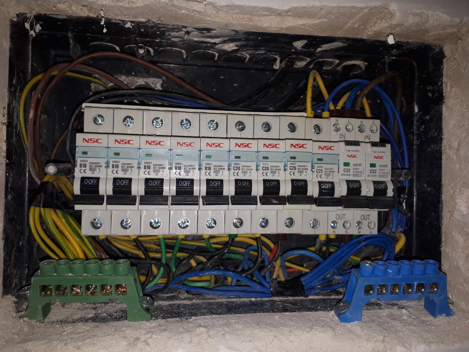 برقکار برق سیم کشی رفع اتصال نصب کلید،پریز روشنایی|خدمات پیشه و مهارت|کرمان, |دیوار