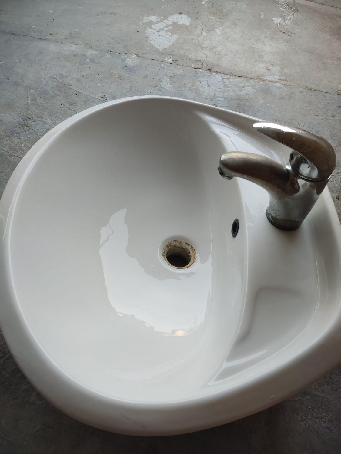 روشویی سرامیکی سالم به همراه شیرآلات|لوازم سرویس بهداشتی|چالوس, |دیوار