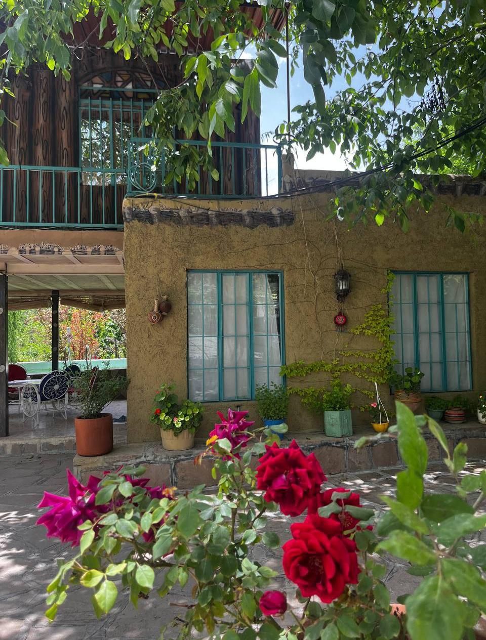 ویلا باغ دو طبقه استخر دار باباریز(باوریز )|اجارهٔ کوتاه‌مدت ویلا و باغ|سنندج, |دیوار