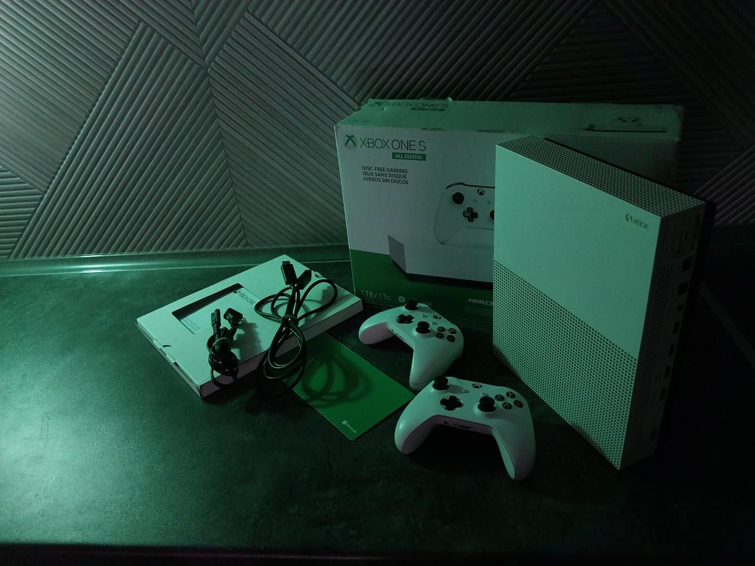 Xbox one S All digital یک ترا ، دو دسته تمیز|کنسول، بازی ویدئویی و آنلاین|مشهد, جانباز|دیوار