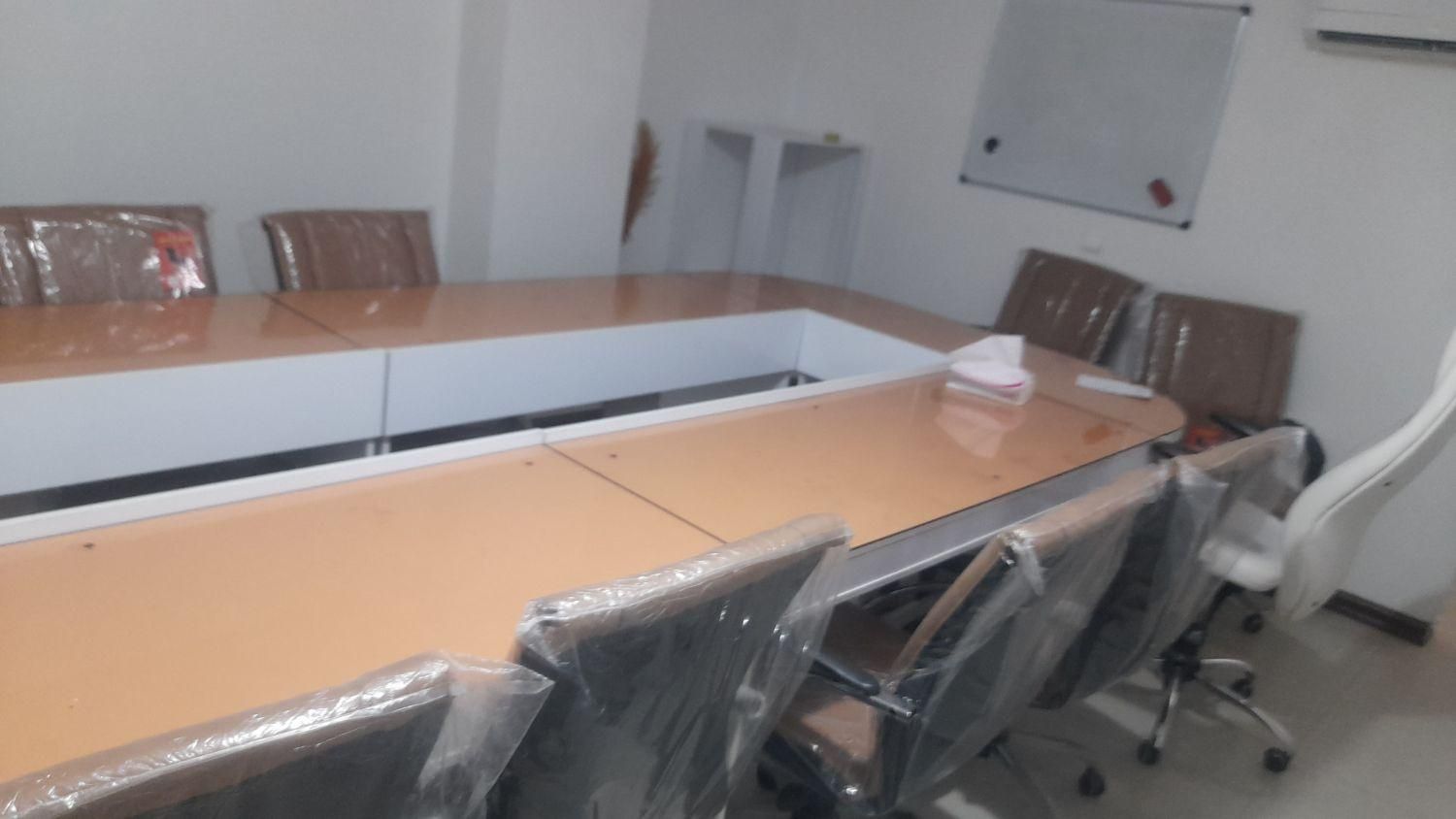 میز کنفرانس ۱۶ نفره  با ۱۱ تا صندلی چرخدار نو|دفتر کار|کرج, برغان|دیوار