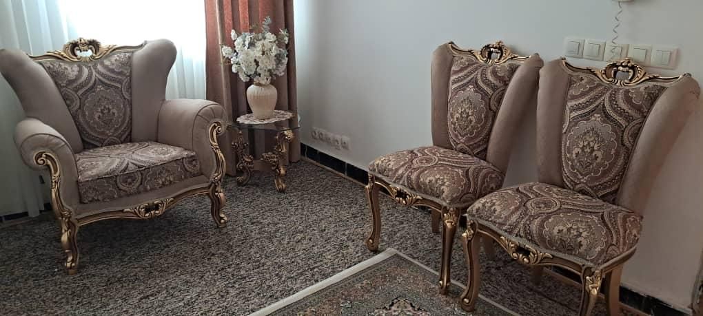 مبل سلطنتی تمیز نه نفره همراه عسلی|مبلمان خانگی و میز عسلی|مریوان, |دیوار