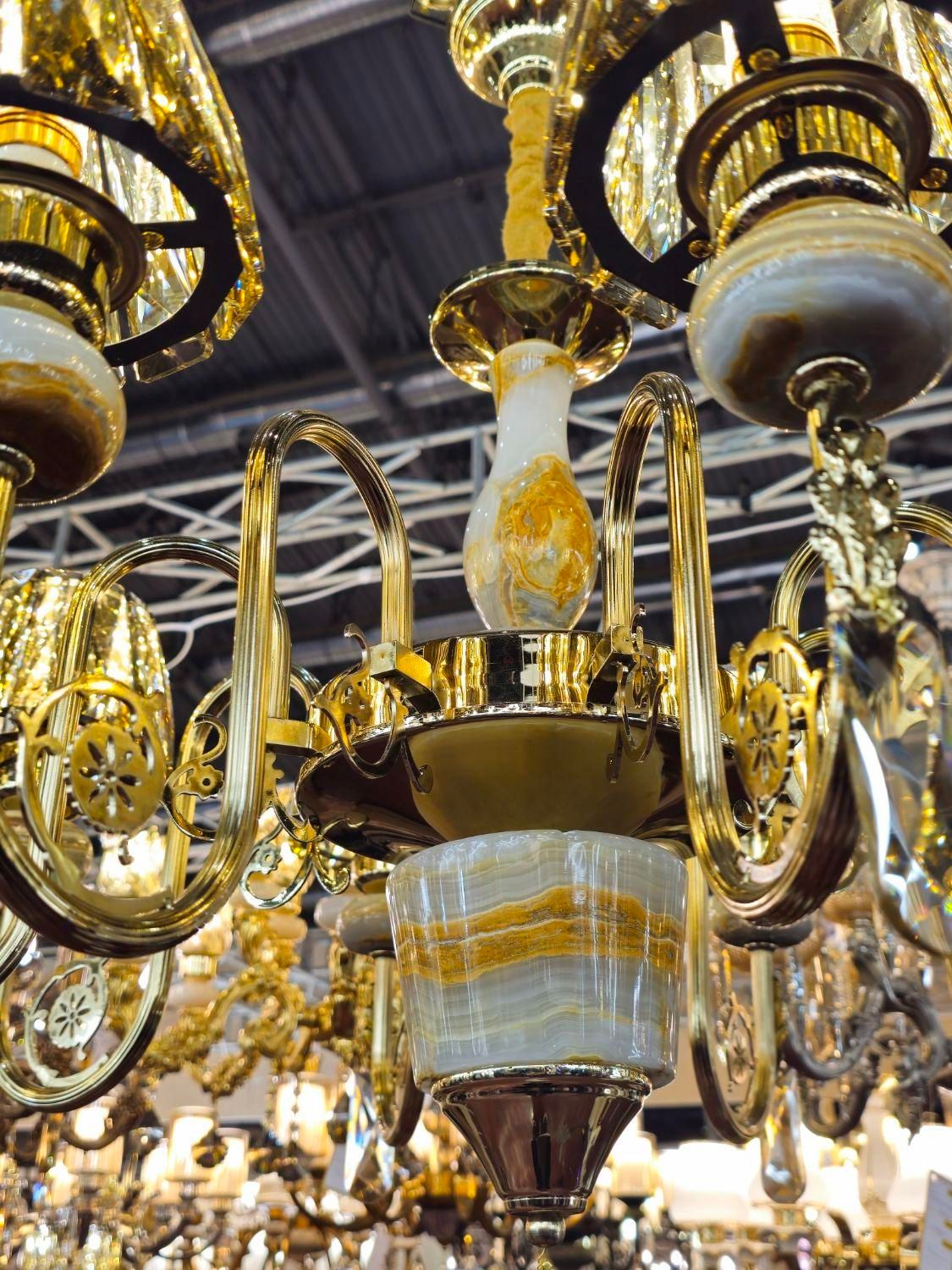 لوستر فلزی رزگلد با سنگ طبیعی طوسی|لوستر و چراغ آویز|اصفهان, رسالت|دیوار