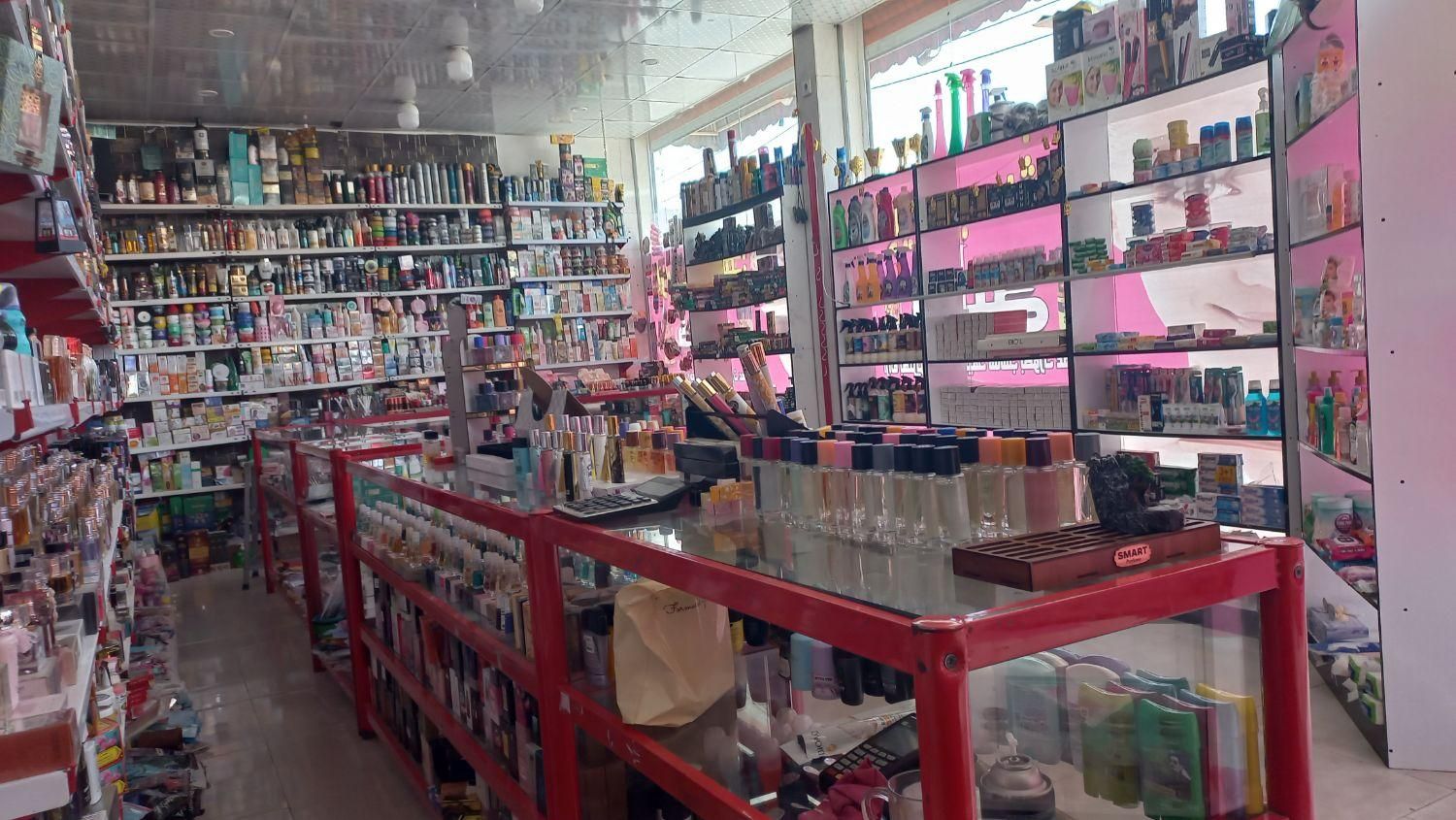 فروشنده خانم مجرد درآرایشی وبهداشتی|استخدام درمانی، زیبایی، بهداشتی|اهواز, حصیرآباد|دیوار