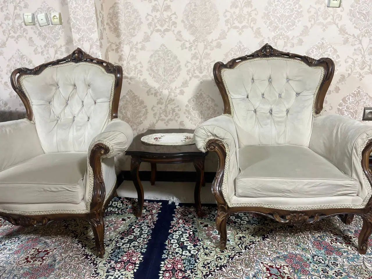 مبل منبت دست ساز همراه۲عسلی وجلو مبلی ۷نفره|مبلمان خانگی و میز عسلی|کرج, شهرک طالقانی|دیوار