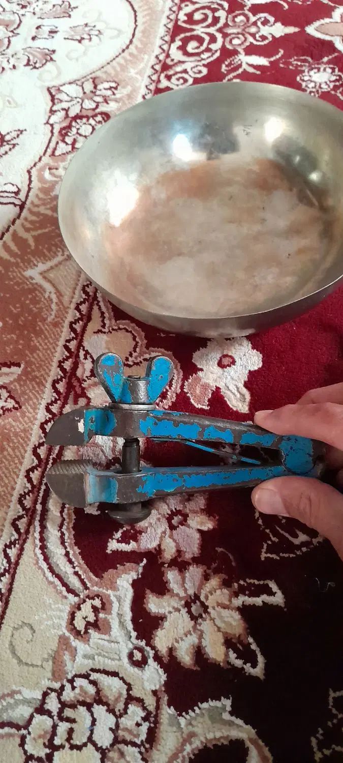 کاسه قدیمی ورشو و گیره دستی فولادی قدیمی|کلکسیون و سرگرمی|رباط‌کریم, الارد|دیوار