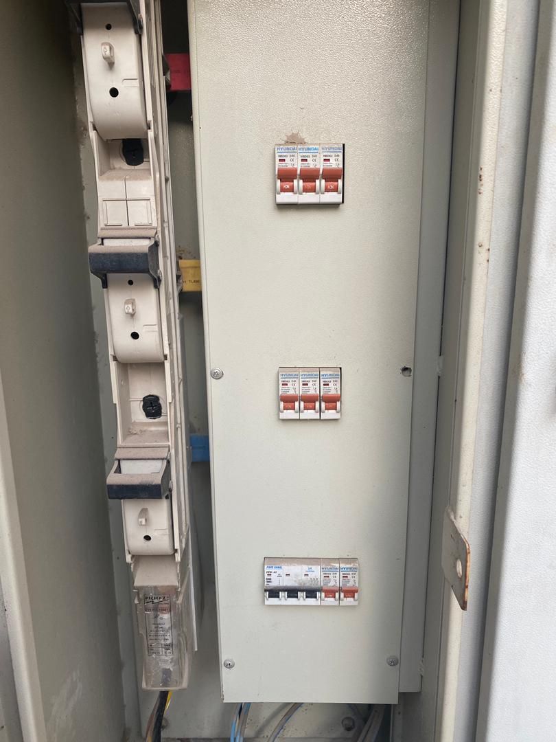 برق کاری/برقکاری/برقکار ساختمان/نصاب آیفن|خدمات پیشه و مهارت|شیراز, پودنک|دیوار