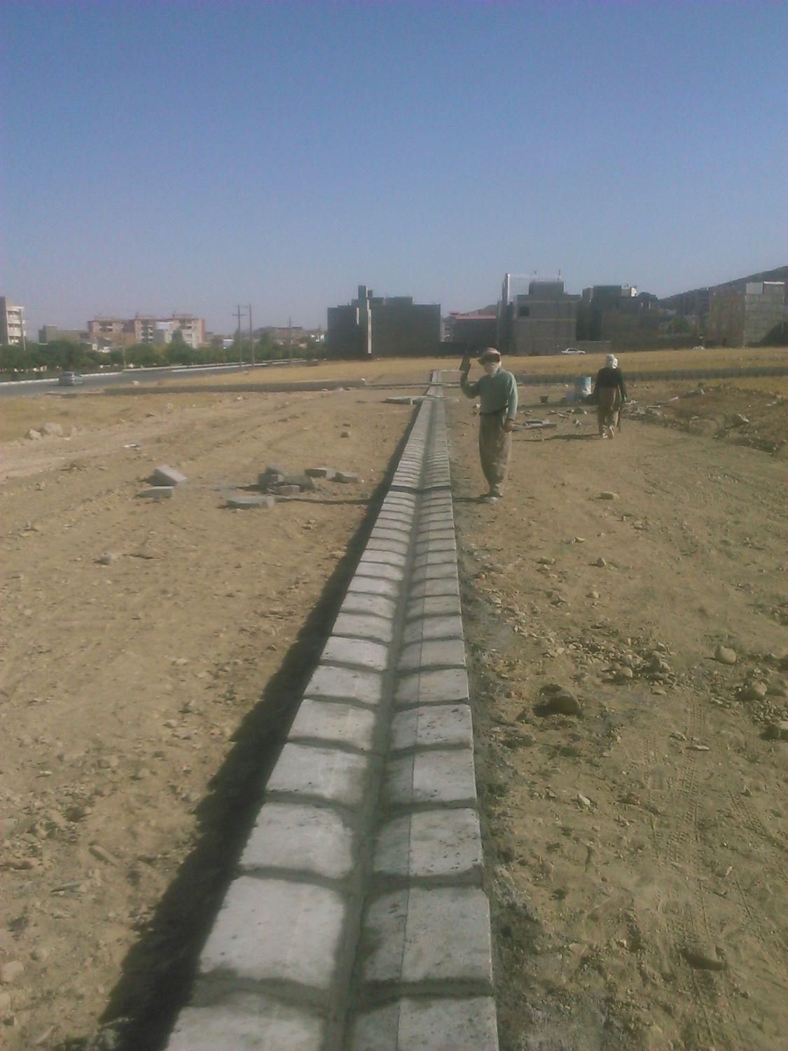 سنگ فرش شیب بندی موزاییک سرامیک جدول و سیمانکاری|خدمات پیشه و مهارت|سنندج, |دیوار