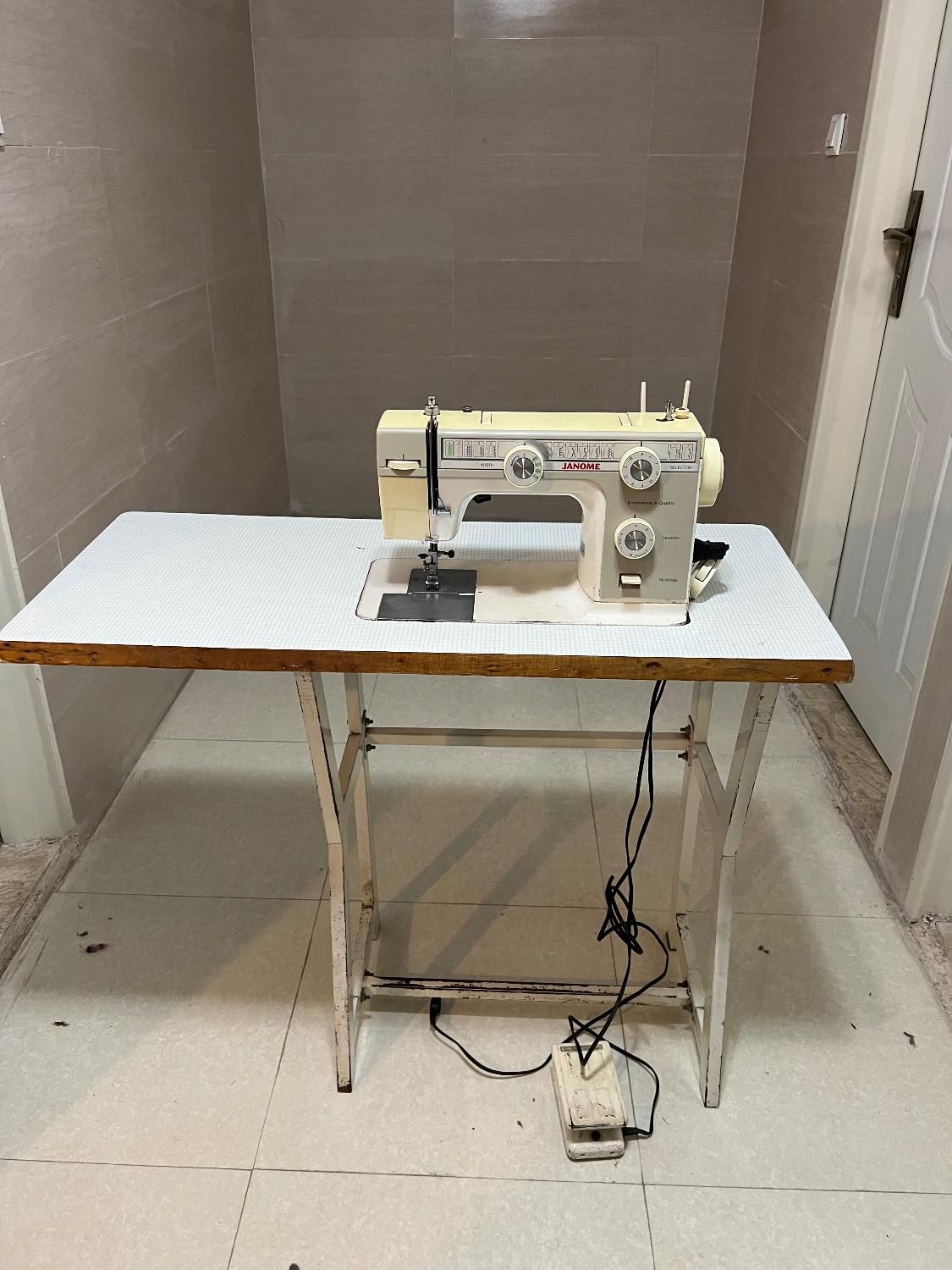 چرخ ژانومه مدل ۳۹۳ بهمراه میز|چرخ خیاطی و ریسندگی|رشت, گلسار|دیوار