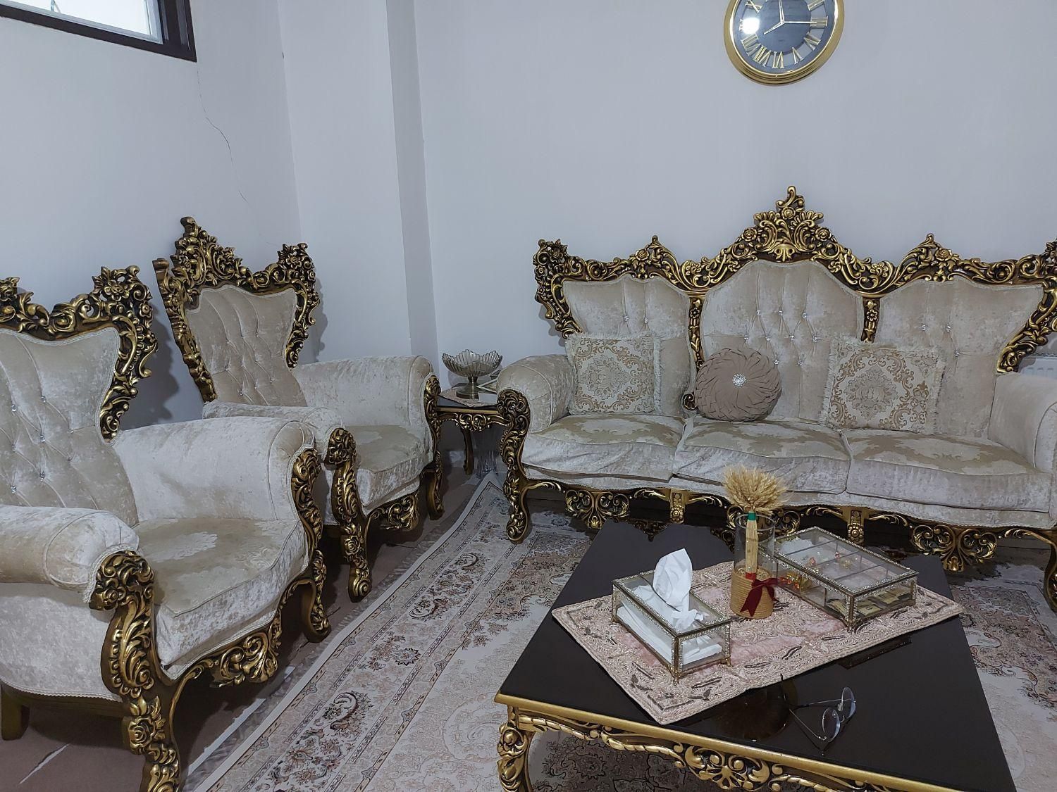 مبل کلاسیک چوب راش بدنه و تاج سالم بدون ایراد|مبلمان خانگی و میز عسلی|اسلام‌شهر, باغ فیض|دیوار